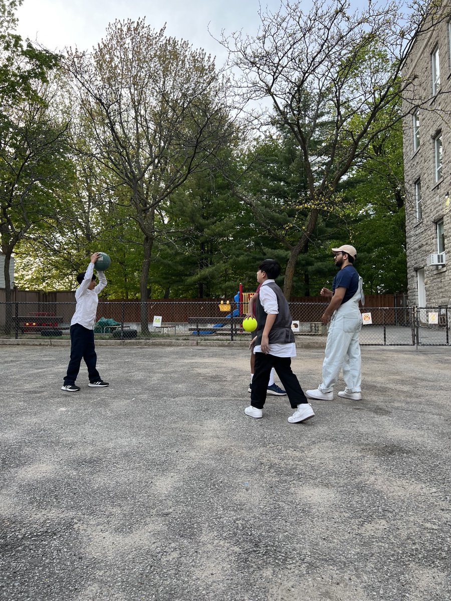 OCH_Foundation's tweet photo. This evening two of our #recLINK program staff visited @thedooryouth613 to talk about the #InspiredbyLearning bursary for anyone in the @OCH_LCO communities looking to pursue their post-secondary education. @DesjardinsGroup https://t.co/vuXqd47jt3