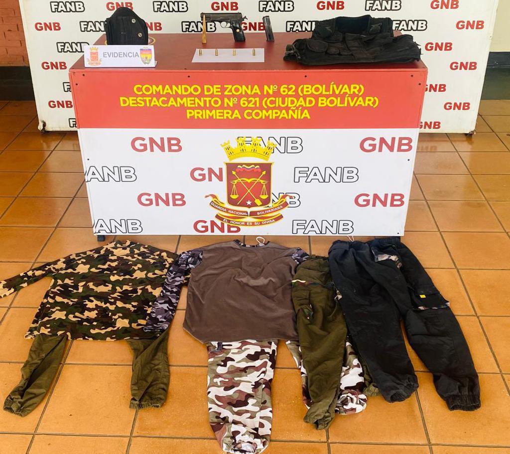 dhernandezlarez's tweet photo. #FANB en la lucha contra los grupos delincuenciales, en el sector La Raya del estado Bolívar, efectuó la aprehensión de un (01) ciudadano miembro de un GIAF, dedicado a la extorsión y el cobro de vacunas, y la incautación de un (01) arma de fuego tipo pistola calibre 9 mm sin serial, cuatro (04) cartuchos, un chaleco color negro, un teléfono celular, y material de intendencia en colores negro y camuflado. Procedimiento a orden del Ministerio Público.

#IntegrarEsVencer
