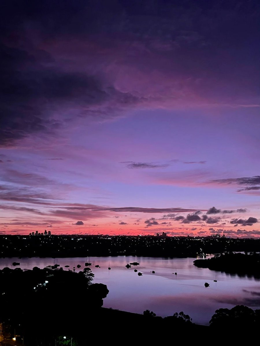 In the ten minutes before dawn breaks, the color of the sky gradually changes from purple to orange. Perhaps purple is one of the most romantic colors of the sky.