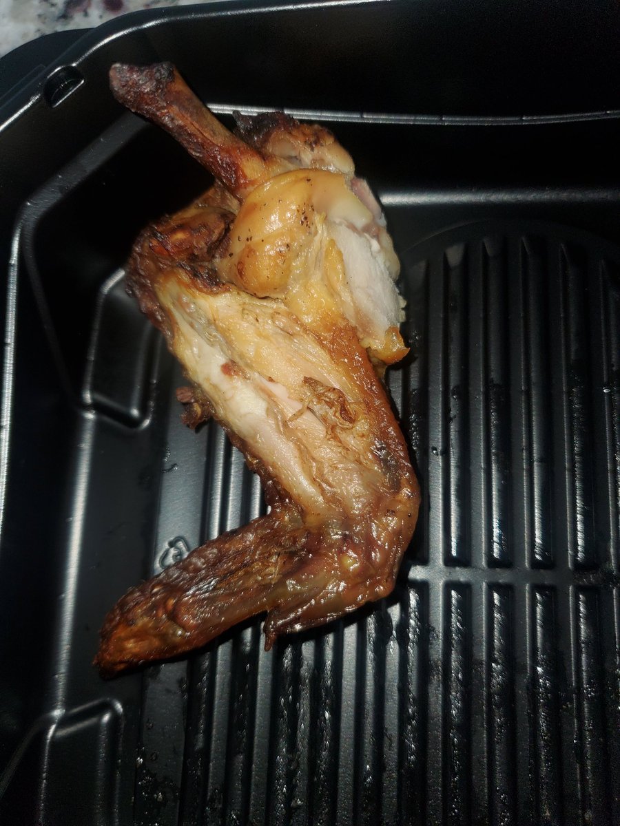 carmelsunkissed's tweet photo. @ElPolloLoco y'all cant be serious selling this as a whole "wing" #ElPolloLoco #CountYourDays #Ugh https://t.co/v8soKGAN4v