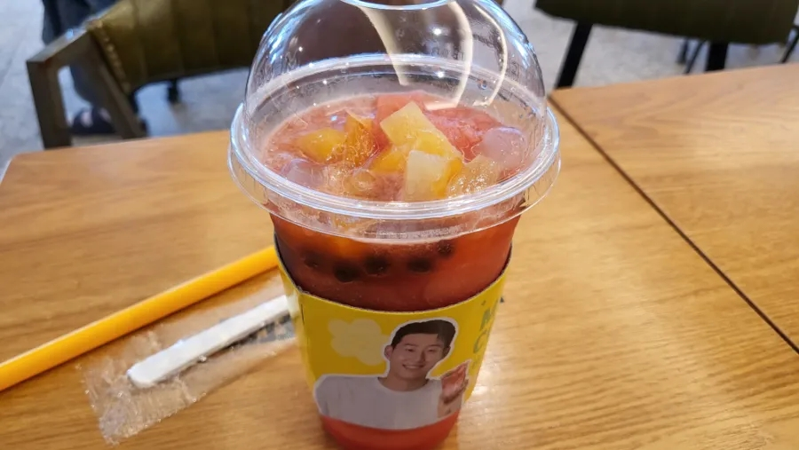 venomduct's tweet photo. 메가커피 수박화채 스무디 후기

- 스무디가 아니었던 김빠진 수박맛 사이다

- 단물 다 빠져 맹맹해진 후르츠...

- 하지만 그렇다고해서 막 최악은 아니었지만 앞으로 사먹을 일 없을 것 같은 느낌

- 트로피컬 용과 티플레저가 훠어얼씬 낫다! https://t.co/GVxGD4nbbx