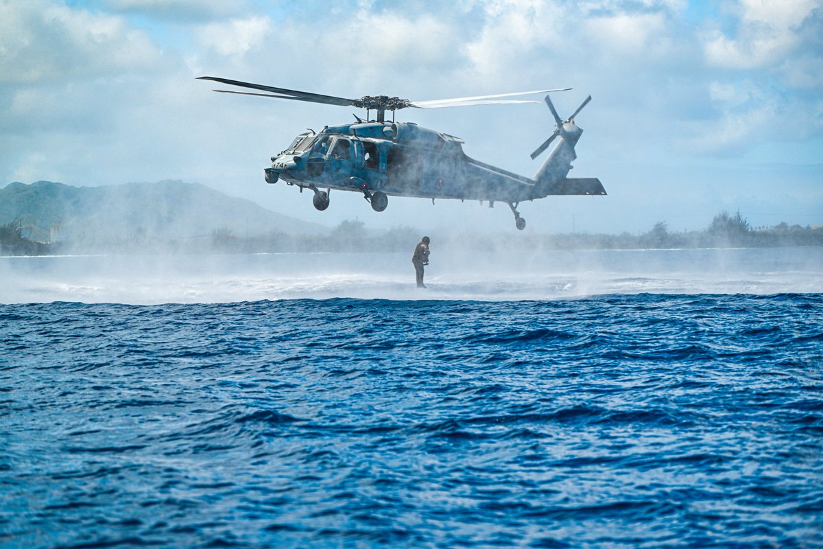 USPACOM's tweet photo. #EODMU5 #Sailors with #CTF75 conduct helo-cast training near 🇬🇺.

@USPacificFleet assets routinely operate in the @US7thFleet area of responsibility in support of a #FreeAndOpenIndoPacific. #Readiness

📸: MCC Chad M. Butler
📸: Ivan Skvaril https://t.co/kgCPABkoLF