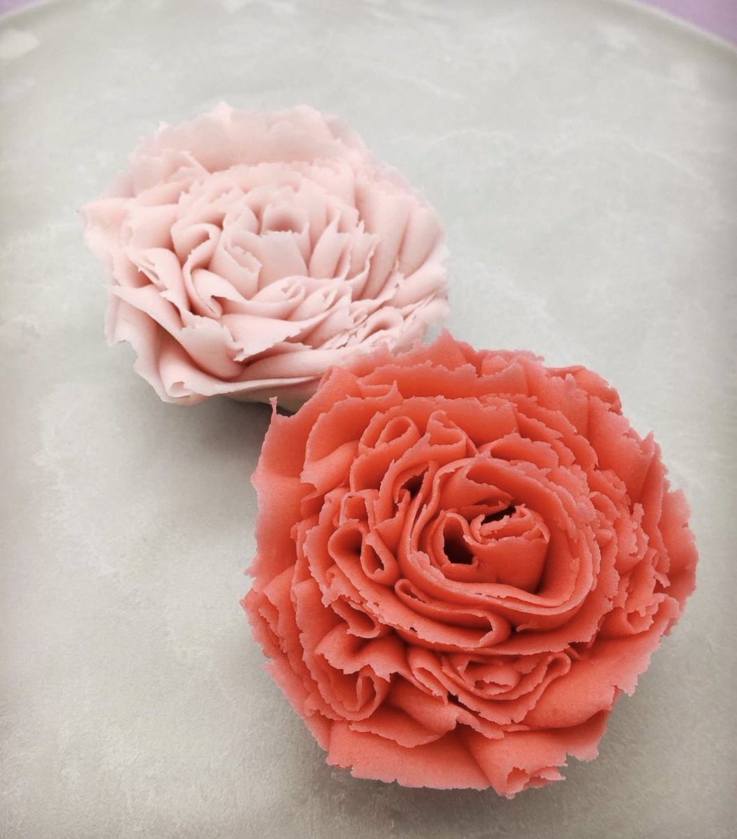 【カーネーション】

上生菓子担当の坪井です。

母の日のお菓子をご紹介します💐

お花が好きなお母さんに
甘いものが好きなお母さんに
お世話になってるあの人に

ありがとうを伝えるお菓子出来ました😃

ピンク色と赤色のカーネーションをご用意しております❗️