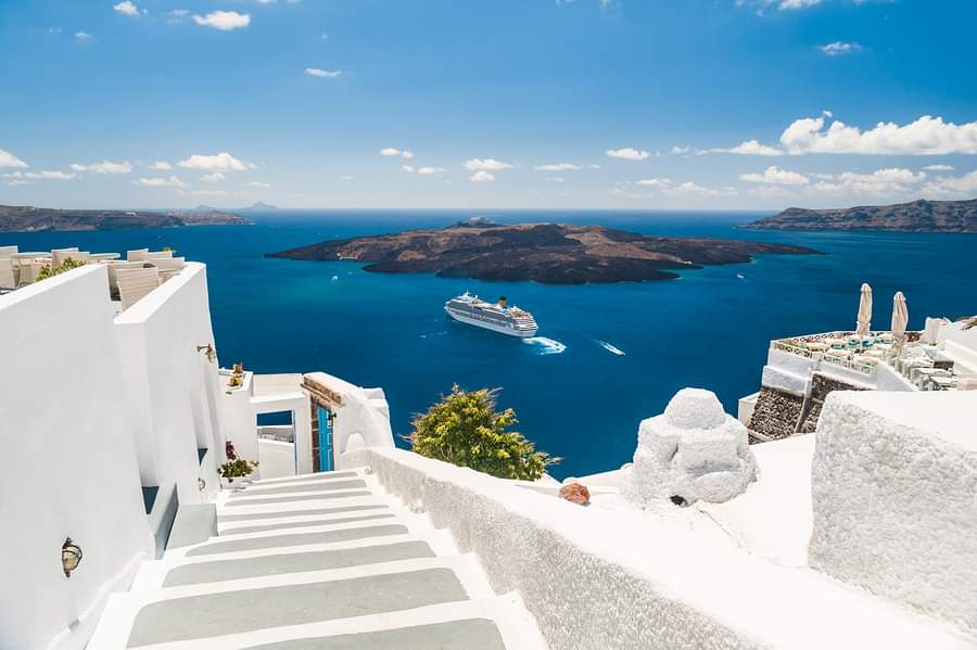 MemoryMakerTra1's tweet photo. When I look at the whitewashed, cubist houses clinging to the cliffs of Santorini, it takes my breath away. It’s the most popular island in Greece for a reason with lots of ways to visit the island. Can I help navigate a trip for you? #MemoryMakerTravel  https://t.co/DZzQ5pwUEP https://t.co/QCqo3hlBGV