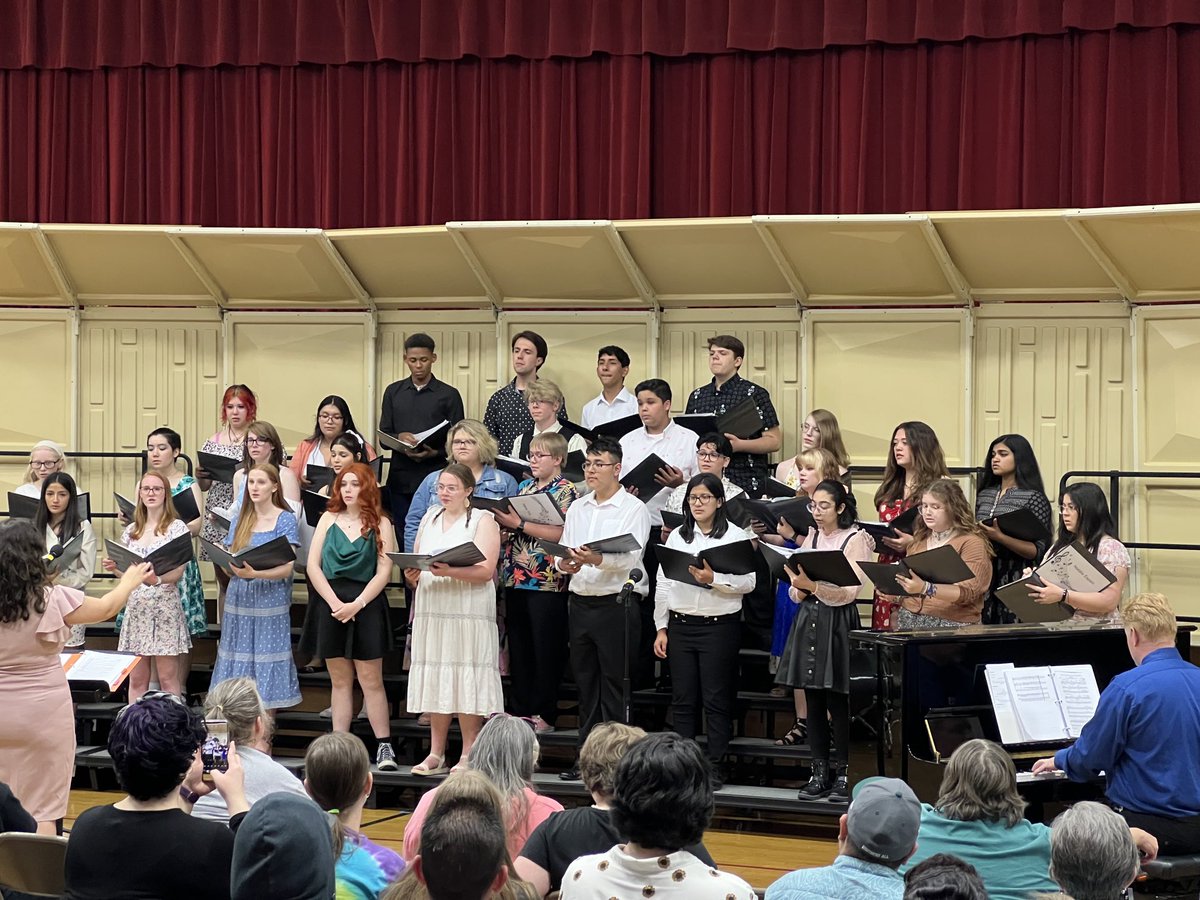HHSHornets1's tweet photo. A beautiful night of music! Well done students. ⁦@HarvardD50⁩ ⁦@D50Athletics⁩ ⁦@HarvardJrHigh⁩ ⁦@HarvardChorus⁩ https://t.co/FaSqlz76tv