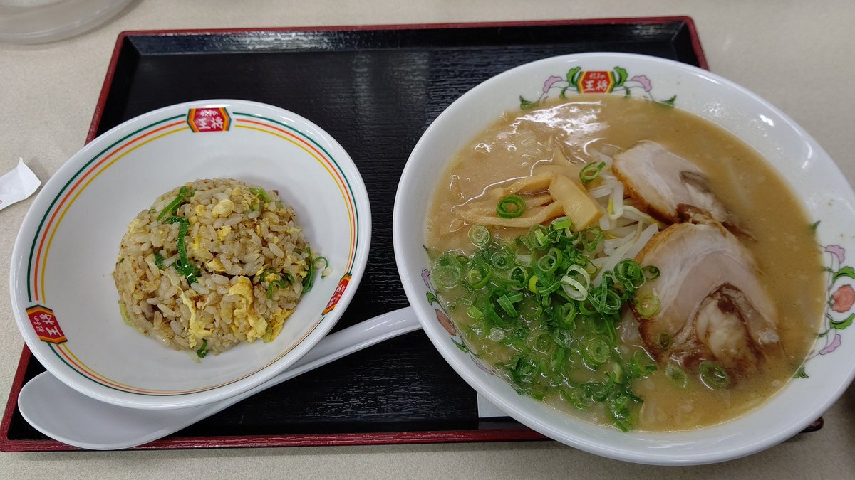 こんにちは✨😃❗️ よっしーですヾ(´∀｀*)ﾉ 近くの天下一品で夕食🍜 急に食べたくなったので😋 写真撮り忘れたけど後餃子🥟 お腹一杯😋