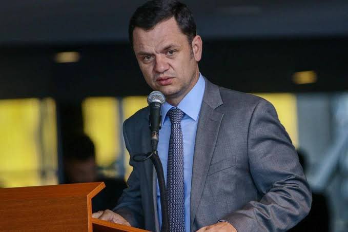 Arthurvneto's tweet photo. Anderson Torres foi solto. O que mudou em seu processo, juridicamente falando? Nada! A PGR e o MPF já haviam sugerido a libertação de Anderson.

Mas fatos políticos mudaram o rumo das coisas. Torres recebeu apoio de 42 senadores, além de milhões de brasileiros, que como eu, não viam justificativa para essa prisão.

Depois de mais de 4 meses longe de sua família, debilitado e com problemas graves de saúde inclusive mental, enfim, Anderson Torres recebe tratamento digno e volta para casa.

#andersontorres #andersontorressolto #justiça #brasil #stf #arthurvirgílio