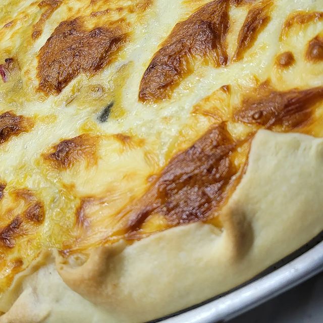 SebaVolte's tweet photo. ¡TEMPORADA DE ZAPALLITOS!
Vamos con la tarta más fácil y rica de tu vida.
#TanSimpleComo saltear 3 cebollas y medio morrón. Cuando están a punto, sumar 1kg de zapallitos cortados en cubitos. Condimentos a gusto, revolver y cocinar tapado a fuego bajo unos 25 minutos... https://t.co/qi0dwcit3L