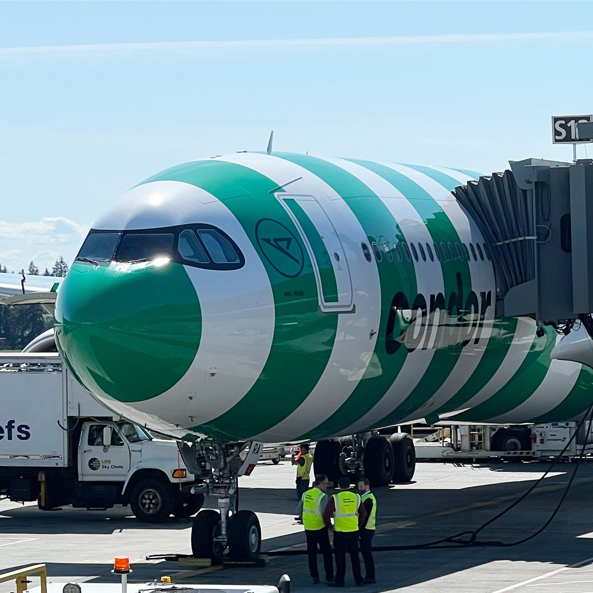 hbaskas's tweet image. Yup, #CondorGoesNeo. Glad to be flying this striped plane from #flysea to @Airport_FRA  # StuckatTheAirport #avgeek #aviation #airlines