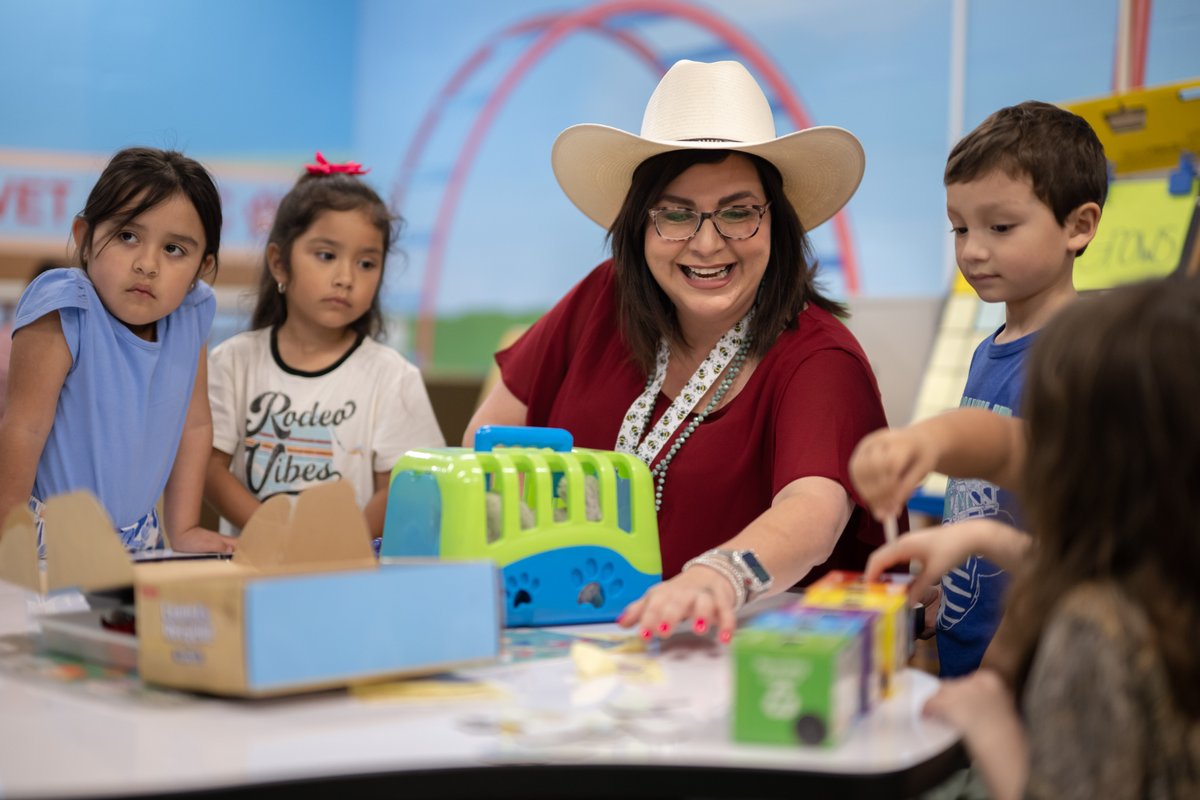 🏆 H-E-B Excellence in Education 2023 Winner Spotlight 🏆 Join us in congratulating this year's Principal Elementary winner, Dr. Christina Barrera, from Moses Menger Elementary in @CCISD Nominate your favorite educator for EIE 2024→ bit.ly/3AWoHW0