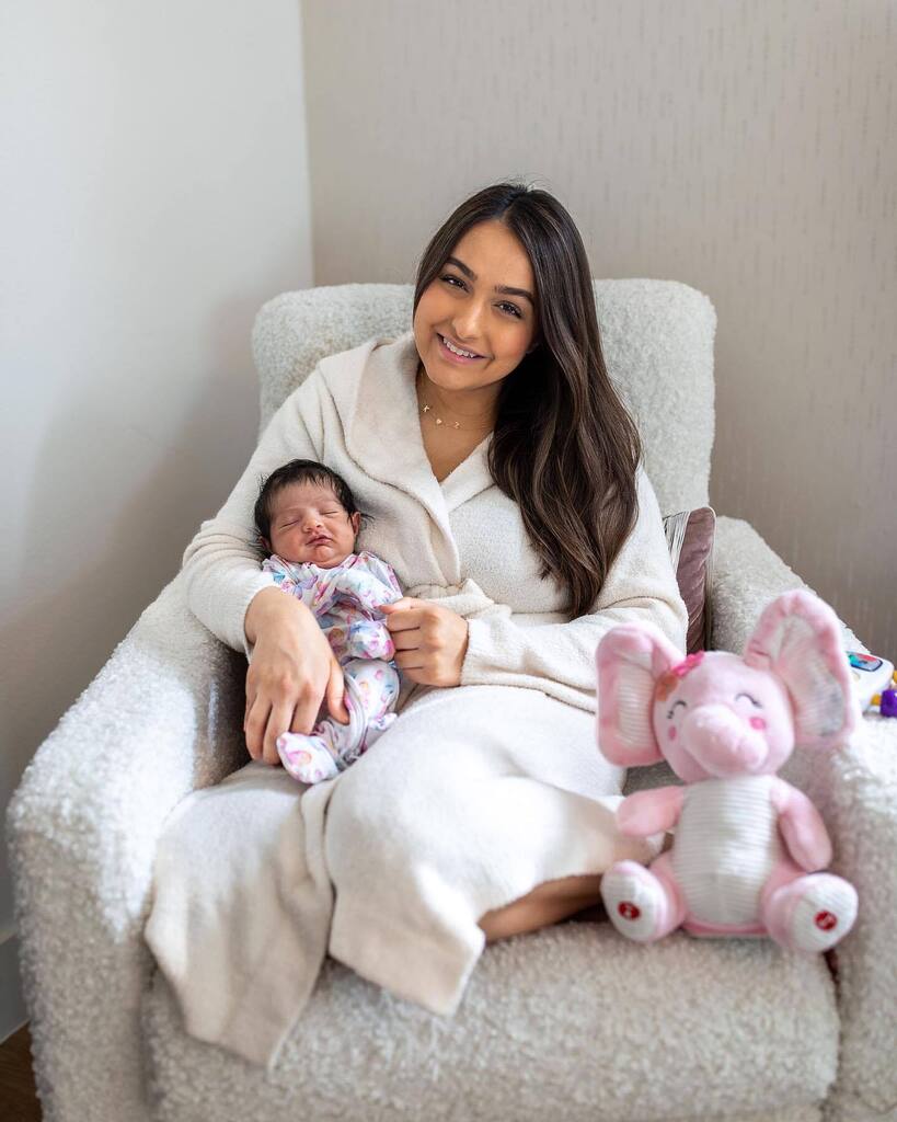 Life lately 💕 Taking things slow and snuggling up baby girl Sarina😍 Do y’all have any tips on how to wake her up when nursing?! She’s my sleepy baby 😅🤣 I got her some new musical toys from @walmart — some of which Kai LOVEDDDD when he was a baby so I… instagr.am/p/CsH36Mpu8aB/