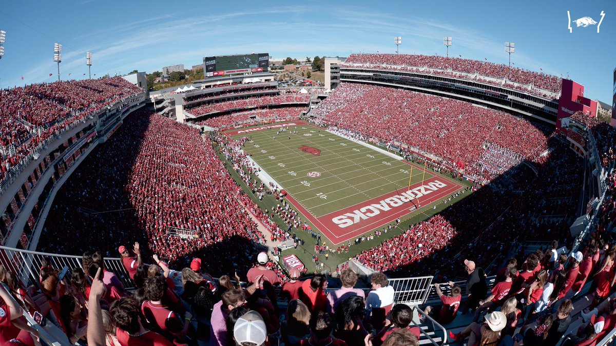 Jyon_Simon's tweet photo. Truely Blessed to receive a offer from Arkansas 🔴⚪️ #razorbacks @RazorbackFB @Coach_MWoodson @MonsterBrad5  @rainesfootball @ChadSimmons_ @Andrew_Ivins @BrianDohn247 @SWiltfong247 @RyanWrightRNG @fbscout_florida @bigdavis813 https://t.co/fBH03J3bsT