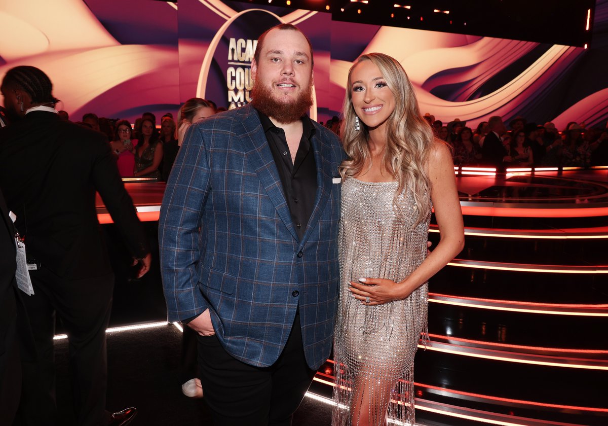 ACMawards's tweet photo. Date night for Mom and Dad 💙 #ACMawards https://t.co/BhKhDAfWcr