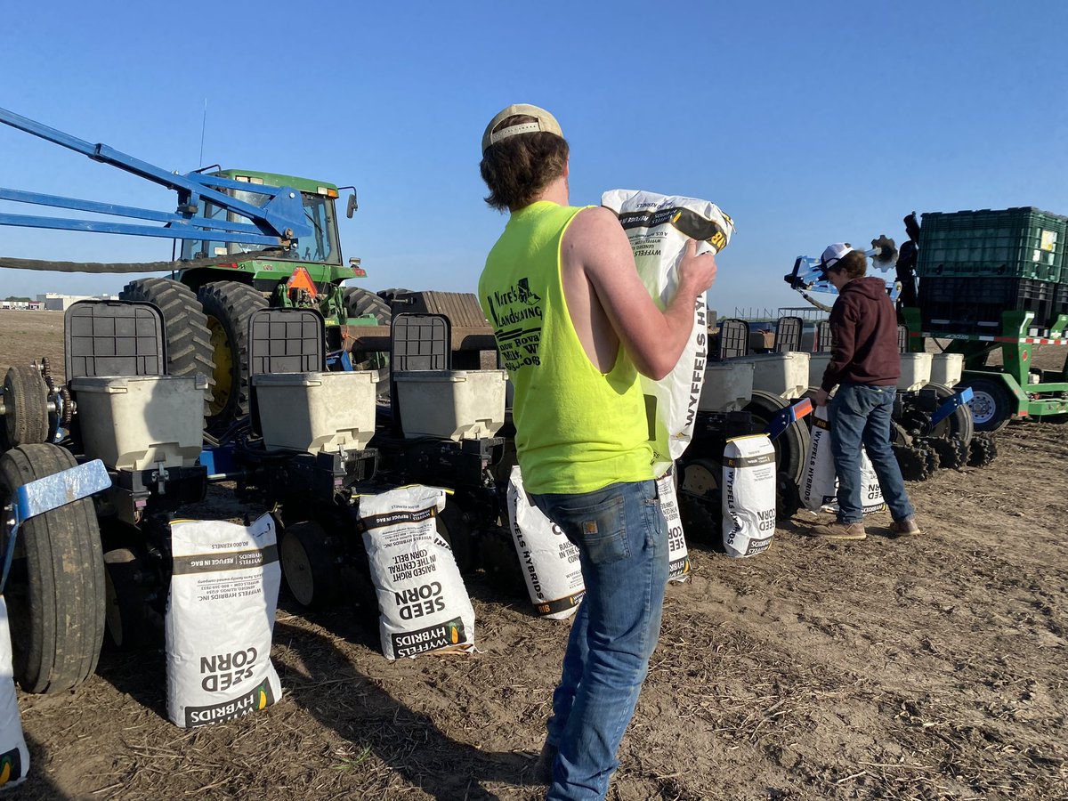 QuadeSteve's tweet photo. So happy to help out @Milton_FFA with their corn project.  @WyffelsHybrids https://t.co/p8TydBMq2K