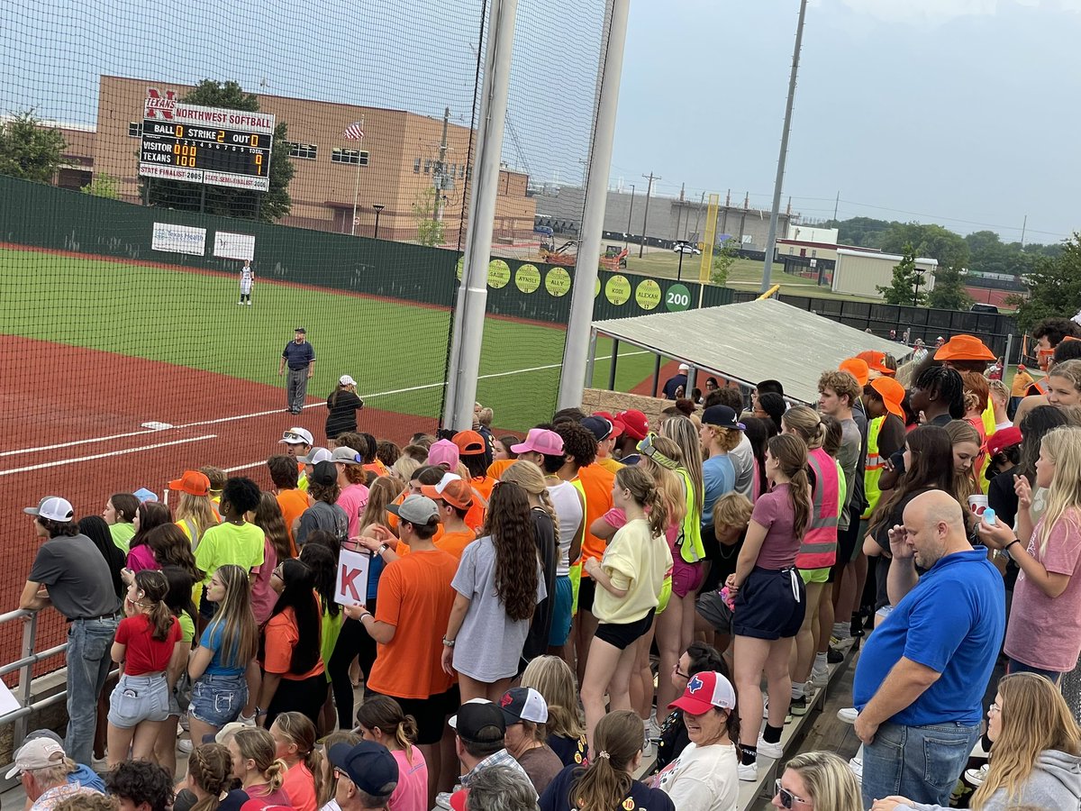 So proud of our @TheCorral_NHS kids for being here to support @TexanSoftball tonight!! 🤠❤️ #Flagship #TexansAtWork