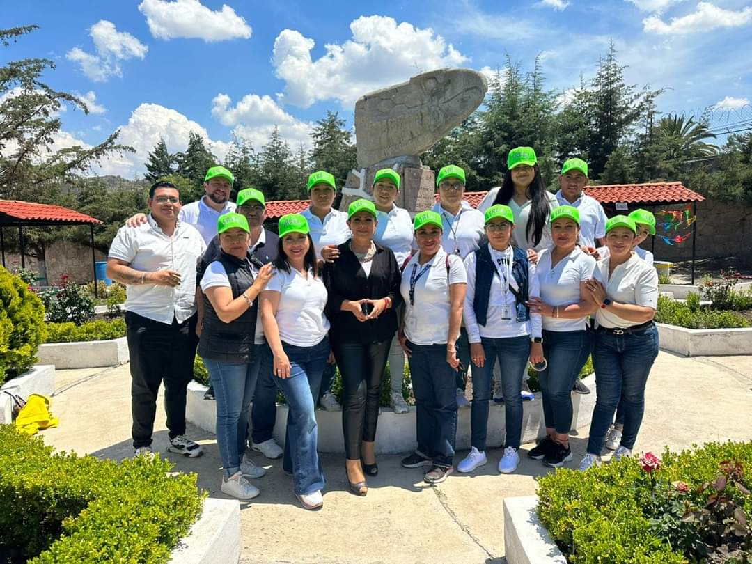 JilotepecSreb's tweet photo. Con la finalidad de promover los Valores Humanos, construir una Cultura de Paz en las escuelas y fomentar mejores relaciones en la sociedad; el día de hoy se realizó La Feria de Valores "Abriendo Espacios de Paz" en el municipio de Aculco. @geramonro05 @TinocoGRogelio https://t.co/npx724h0nr