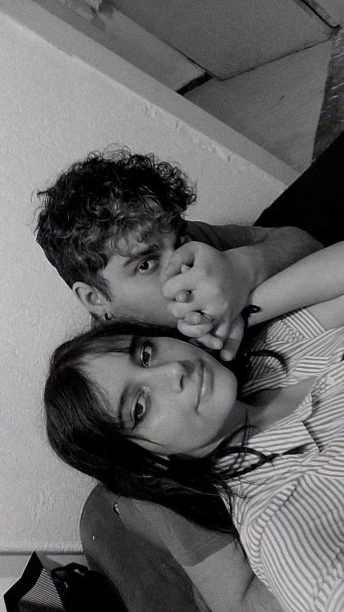 gusxis's tweet photo. quem diria que eu ia amar tanto alguém assim na minha vida meudeus, daqui 10 dias vai fazer 8 meses que comecei o melhor ciclo na minha vida que é namorar essa mulher, simplesmente não existe um dia em que eu não seja feliz e dê risada de alguma coisa com ela se hoje sou feliz+ https://t.co/2QNjI5zhDO