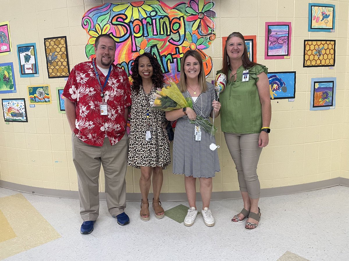 lmeyers_lex1's tweet photo. Congratulations to our @lexingtonelemsc #TeacheroftheYear @absmith_LES @LexingtonOne https://t.co/LRf19bjYk3