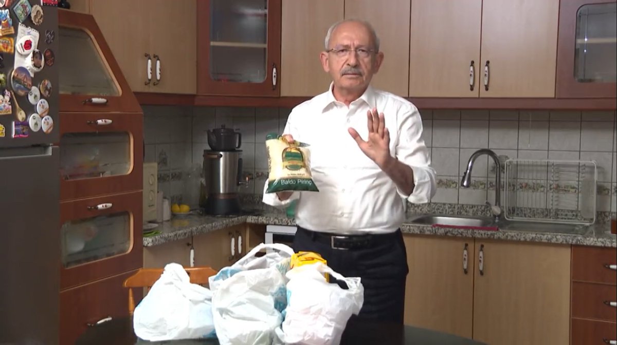 Kemal Kılıçdaroğlu, temel gıda ürünlerini 1 sene önceki fiyatlarıyla kıyasladı:

🔺1 kg pirinç: 18₺ - 39₺
🔺1 kg k. fasulye: 17₺ - 36₺
🔺Toz şeker: 20₺ - 47₺
🔺1 lt süt: 14₺ - 27₺
🔺750 gr yoğurt: 12₺ - 28₺
🔺1 kg çay: 41₺ - 76.50₺
🔺1 kg domates: 12₺ - 27₺
🔺400 gr