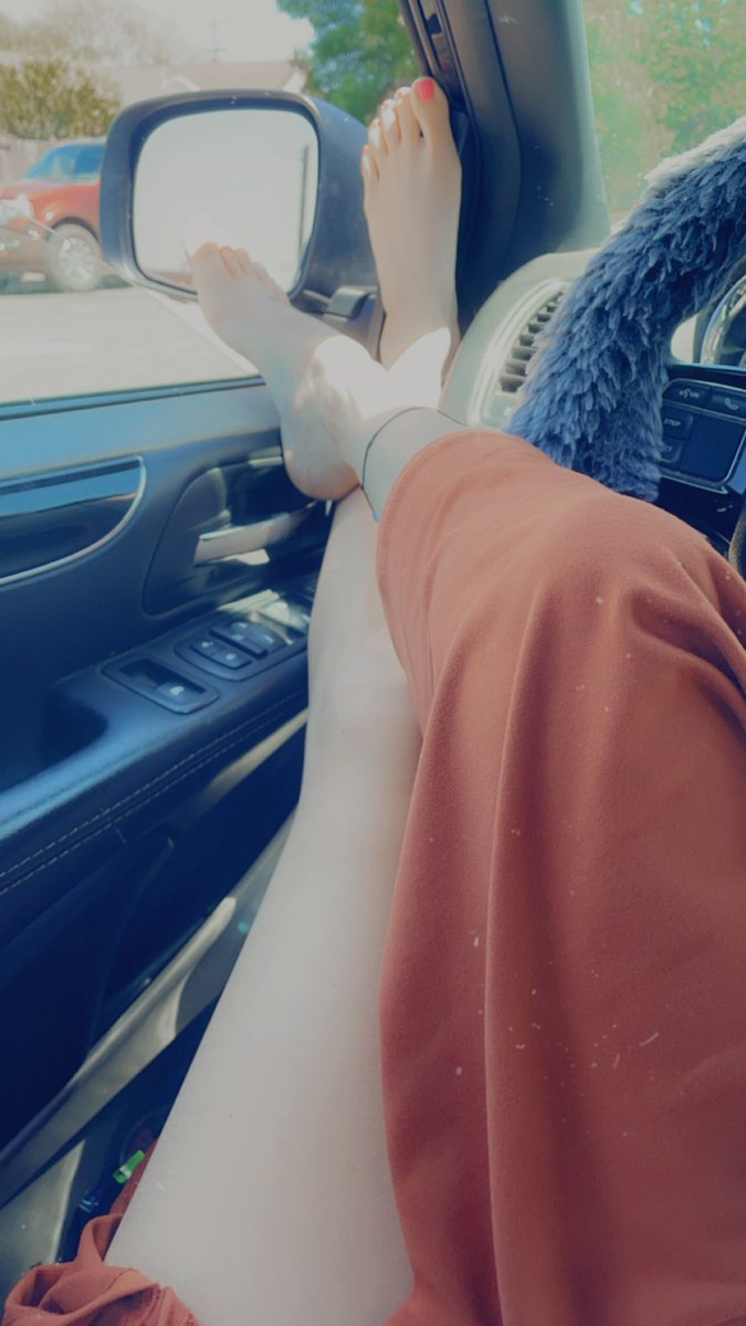 dabb_doll's tweet image. Sundress weather ☀️🧁#barefoot #sundress #calisun #toerings #foottattoos