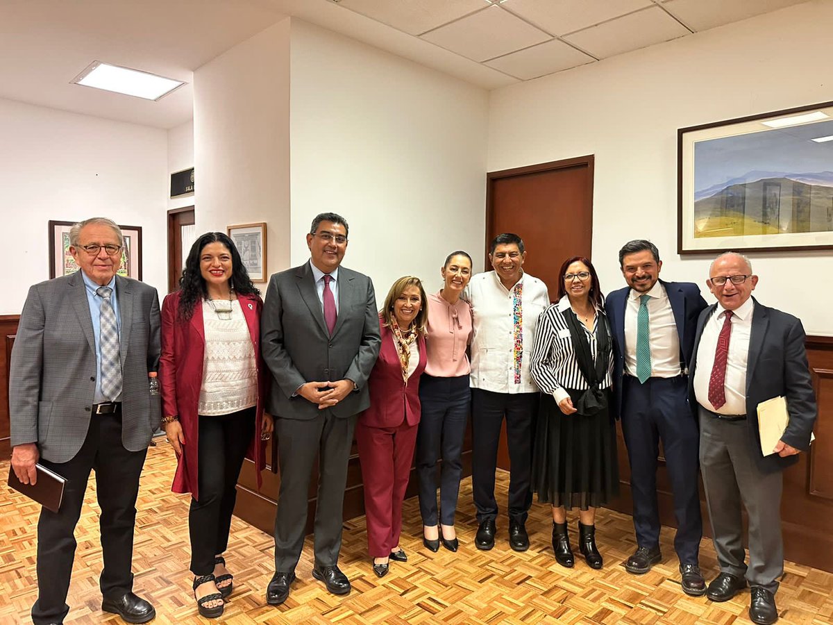 Después de la reunión con el Presidente <a href="/lopezobrador_/">Andrés Manuel</a>, en Palacio Nacional, tuvimos la oportunidad de saludar a la jefa de gobierno de la #CDMX, <a href="/Claudiashein/">Claudia Sheinbaum Pardo</a>, a la gobernadora de Tlaxcala, <a href="/LorenaCuellar/">Lorena Cuéllar</a> y el gobernador de Puebla, <a href="/SergioSalomonC/">Sergio Salomón</a>.

También estuvimos con la