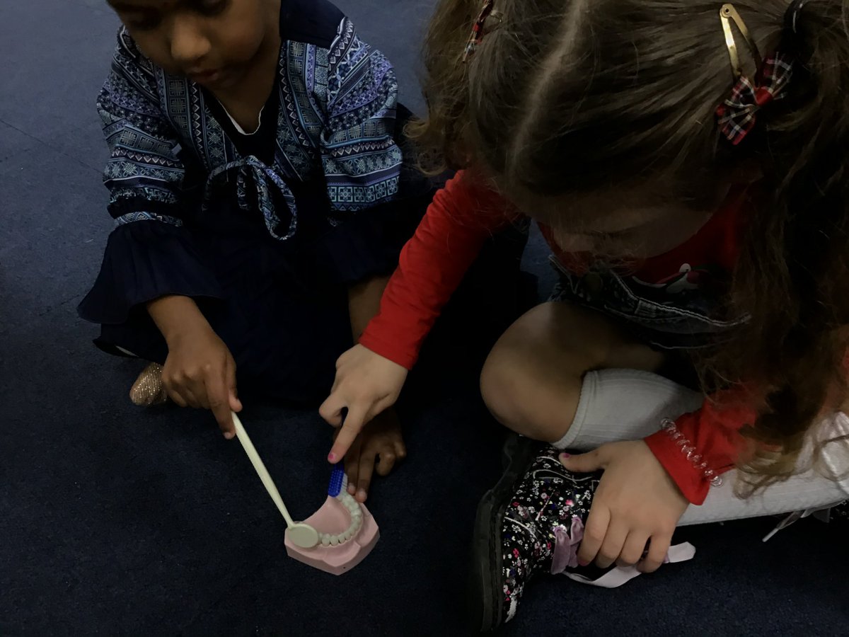 WroxhamEYFS's tweet photo. Last week a dentist visited us. She showed us how to brush our teeth and told us how to make healthy life choices which benefit our teeth as we grow up. #Wroxhameyfs #Wroxhamscience @MrsLucyWilliams @WroxhamSchool #Wroxhamcommunity https://t.co/NBLh0Mp4rF