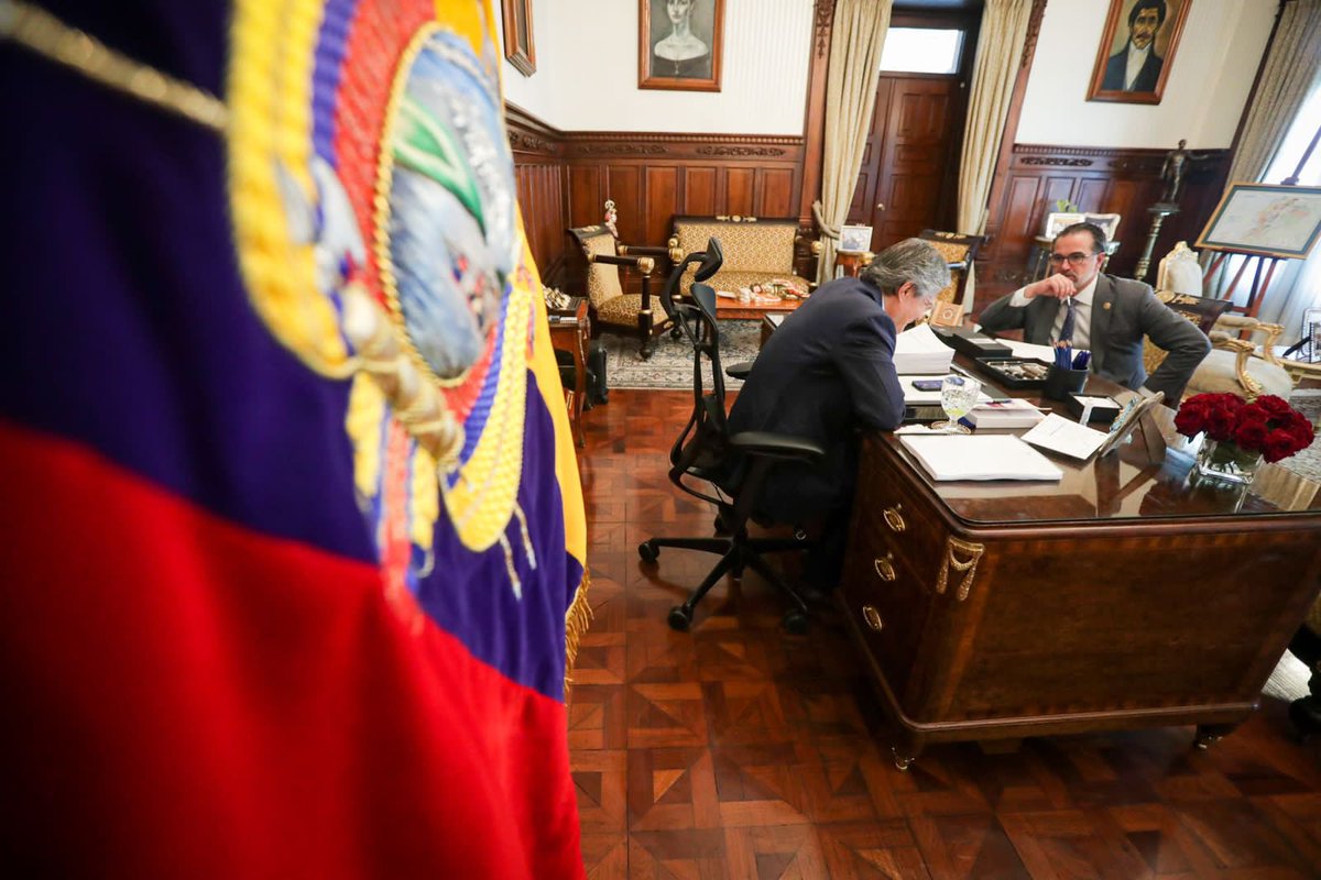 GustavoManriq_M's tweet photo. Acompañé al presidente @LassoGuillermo en las llamadas a sus homólogos de Brasil 🇧🇷y Colombia 🇨🇴. Fueron amplias conversaciones para próximos encuentros en nuestros países a fin de dialogar sobre temas de integración sudamericana, protección al medio ambiente y democracia. https://t.co/8myz7WDBf6