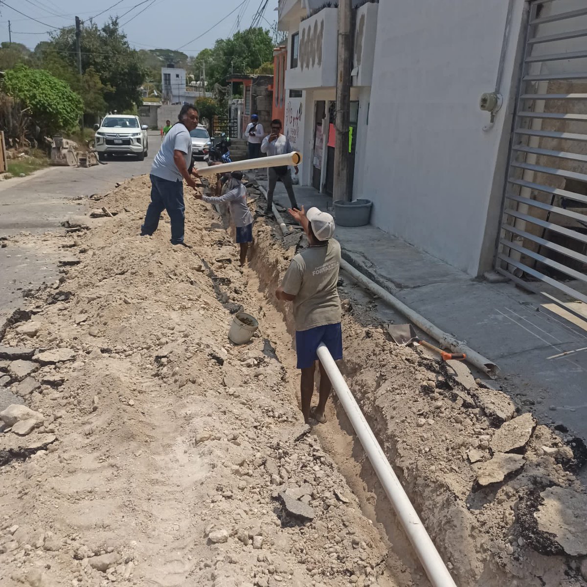 smapacampeche's tweet photo. Siguiendo con nuestro compromiso, personal del #SMAPAC, continúa con los trabajos de excavación y sustitución de tubería de 3 pulgadas por obstrucción de sarro, en la calle Pich por 5 de mayo de la colonia #SanCaralampio🧡. 

#AlcaldíadeCampeche✨
#CapitalAmable🧡
#SMAPAC💧 https://t.co/ZTOIdEAWYY