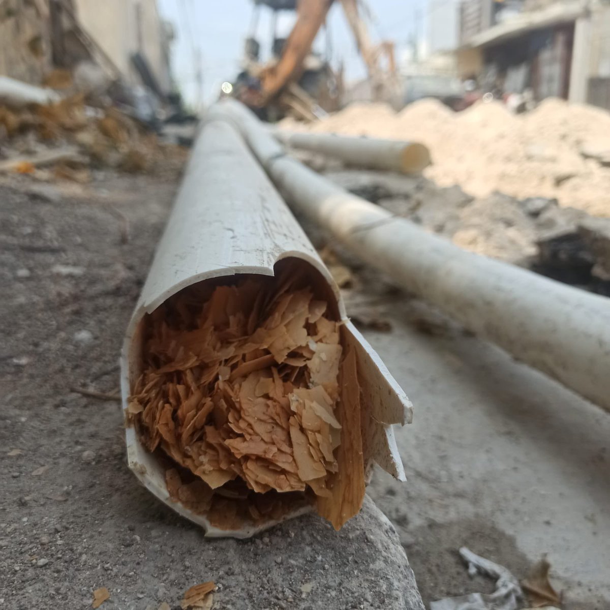 smapacampeche's tweet photo. Siguiendo con nuestro compromiso, personal del #SMAPAC, continúa con los trabajos de excavación y sustitución de tubería de 3 pulgadas por obstrucción de sarro, en la calle Pich por 5 de mayo de la colonia #SanCaralampio🧡. 

#AlcaldíadeCampeche✨
#CapitalAmable🧡
#SMAPAC💧 https://t.co/ZTOIdEAWYY