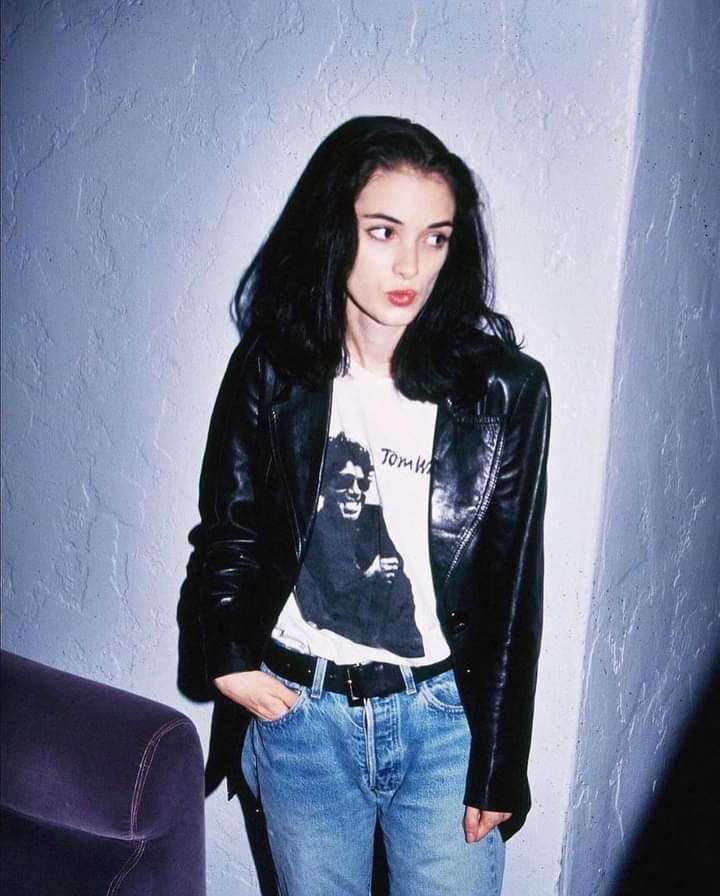 _floebee's tweet photo. 1991 Winona Ryder 😍 https://t.co/qjQ7hIBXrx