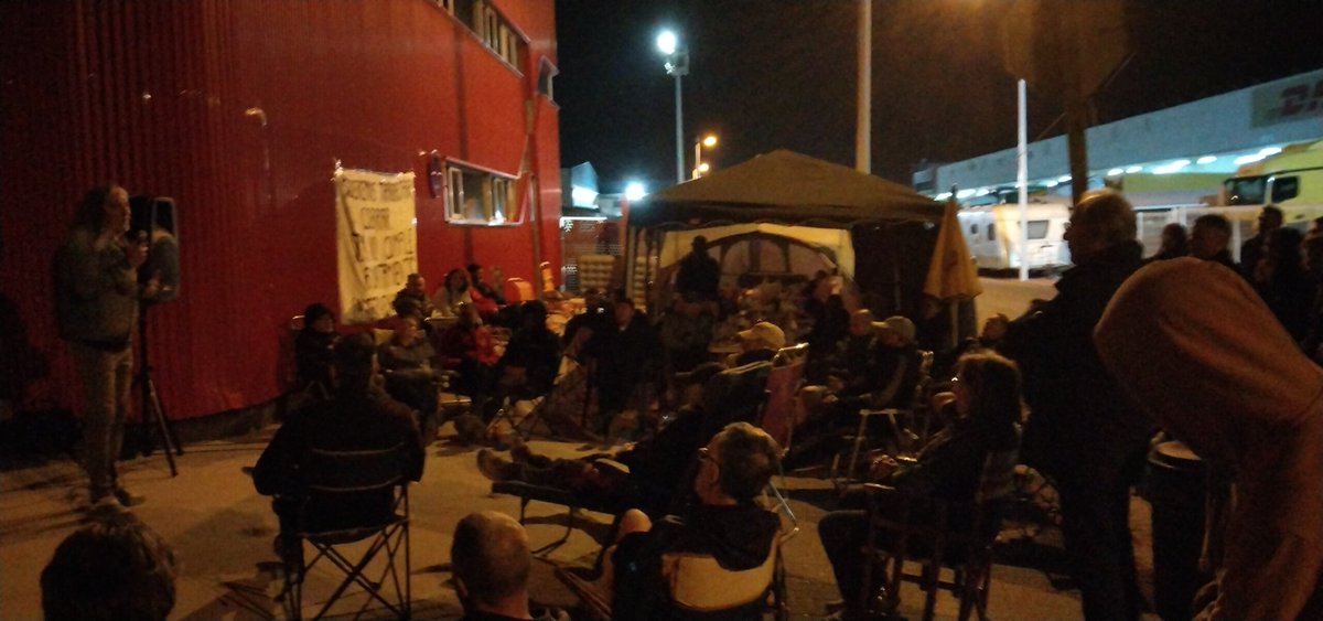EmilioPGarvi's tweet photo. Quinta noche en el campamento colorao de la esperanza. Asamblea como cada noche. #TransporteDignoYa https://t.co/X7Z3YYdI5N