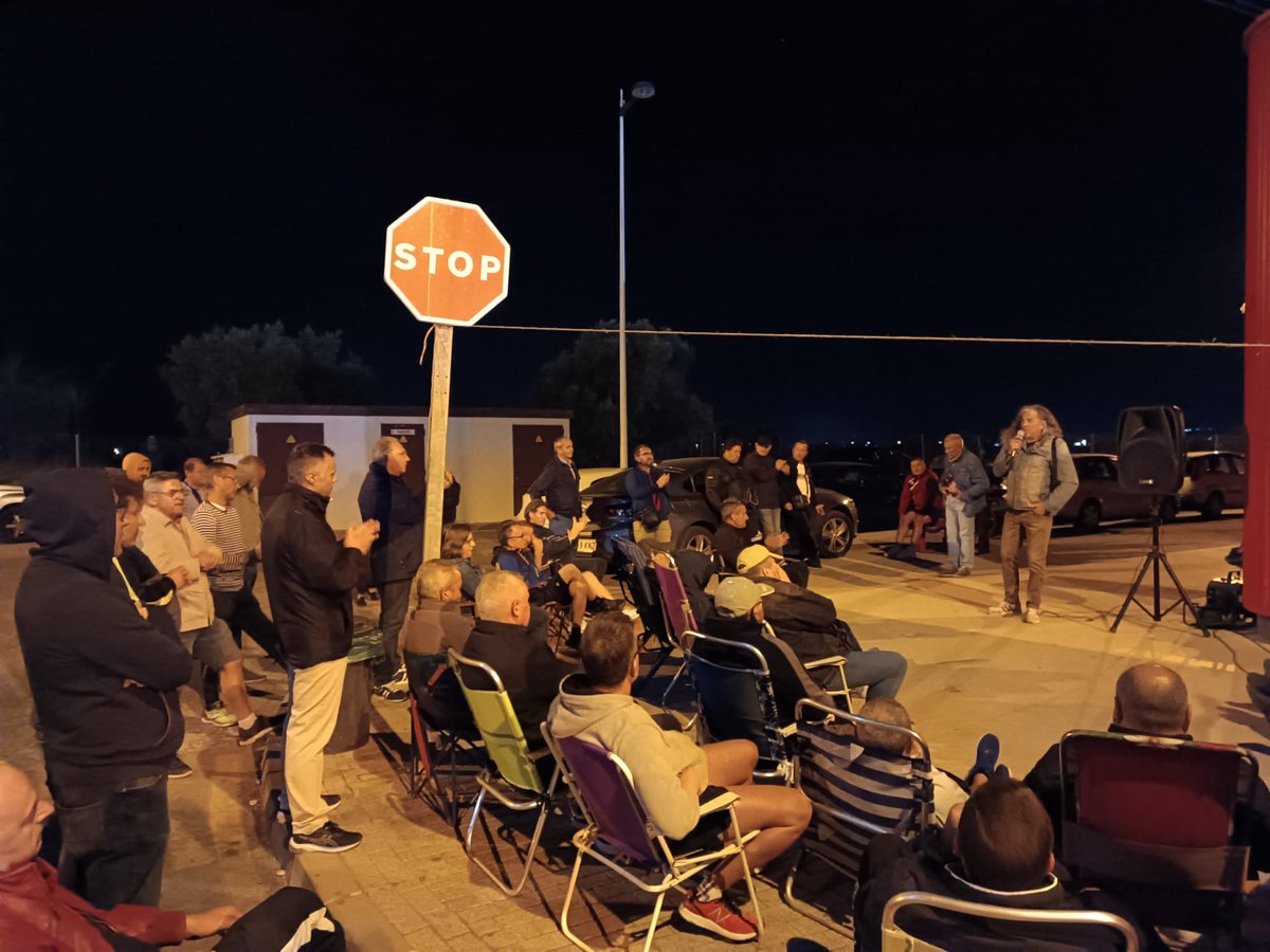 EmilioPGarvi's tweet photo. Quinta noche en el campamento colorao de la esperanza. Asamblea como cada noche. #TransporteDignoYa https://t.co/X7Z3YYdI5N