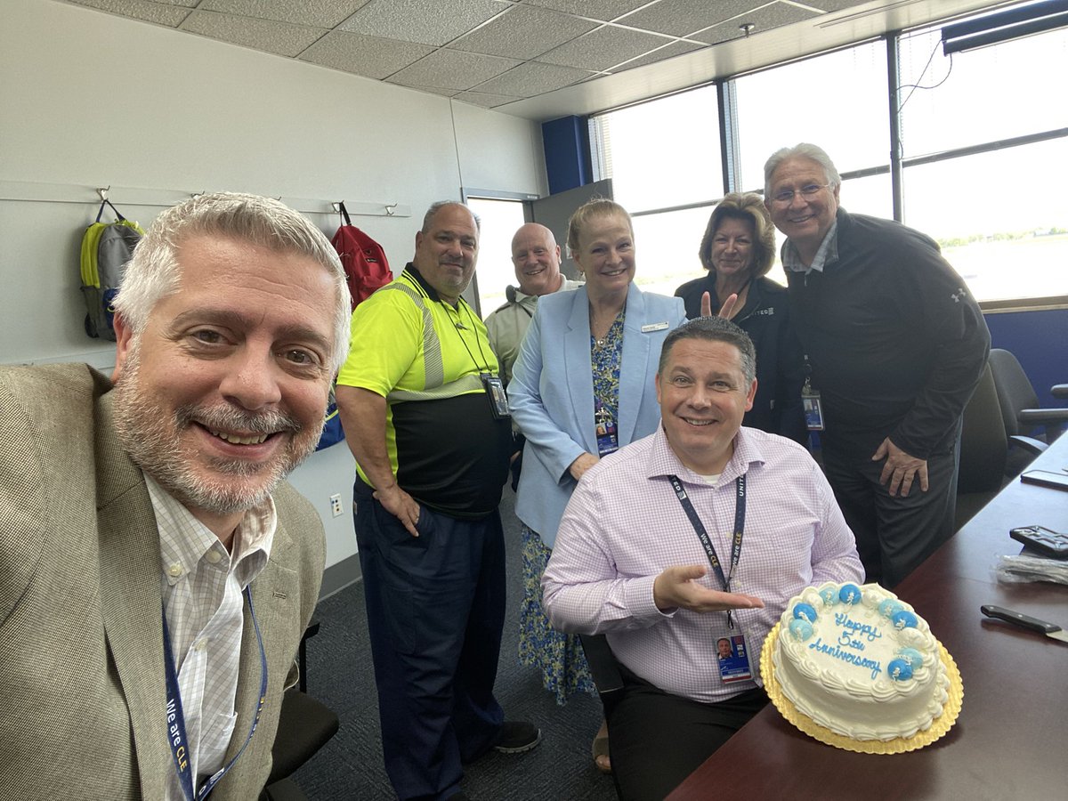 We had a double celebration in CLE today, First quarter STAR win for CLE and celebrate 5 year anniversary for GM David Terry. Thanks to all departments to make this First Quarter win! @DJKinzelman @dtpilot19 @BrianFKennedy @united @MikeHannaUAL @Tobyatunited @scarnes1978