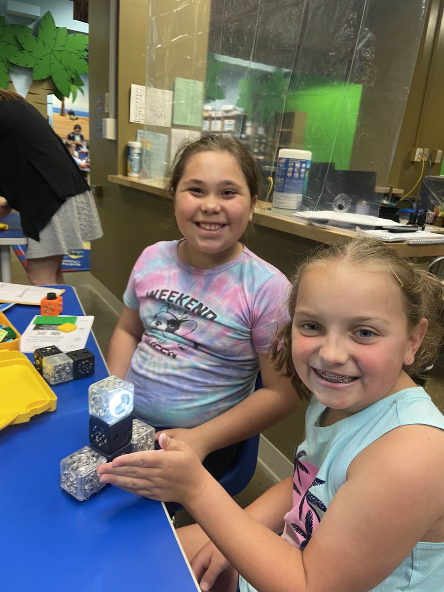 SVCIRCRowan's tweet image. Did you know you could build a robot out of blocks? 4th Grade is having a blast with Cubelets! Take a look at their amazing robot creations! 🤖@modrobotics