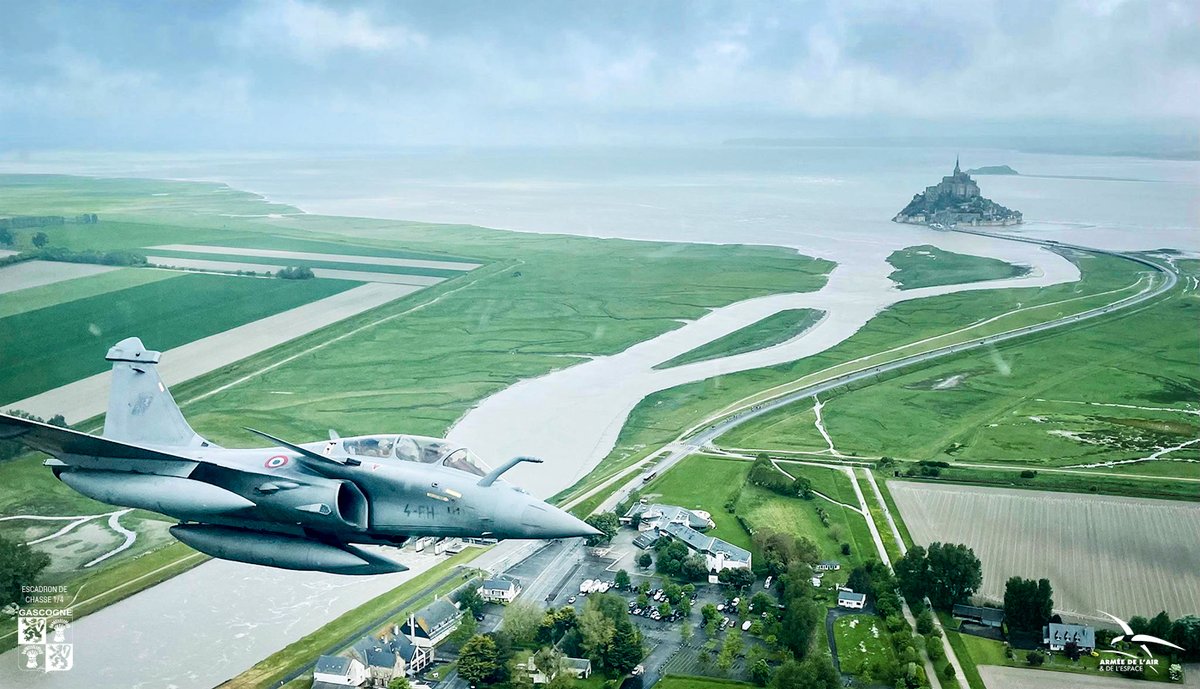 EscadronsChasse's tweet photo. Le vol militaire n'empêche certainement pas d'admirer notre patrimoine architectural. Au contraire !
#Rafale #EC1_4GASCOGNE https://t.co/12U4b8X0wS