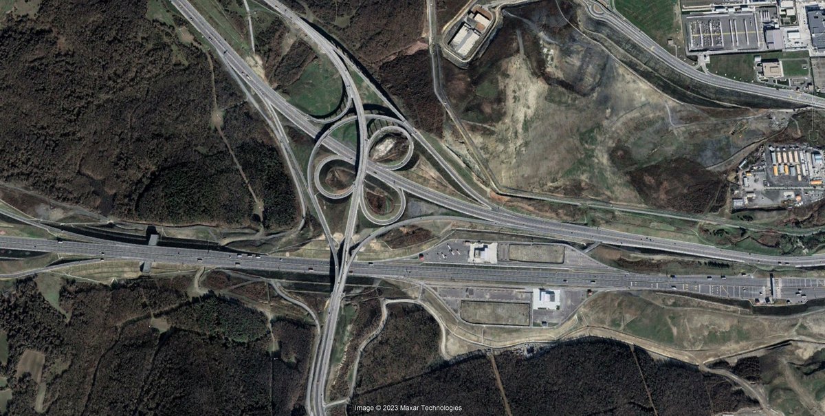 Havalimanı bölgesi. 2012 ve 2022.

İktidar sadece 3. havalimanı ve çevre yolları için 13 milyon ağaçlık parçamızı on yılda yıkıp yok etti.

Bu gördüğünüz alan havalimanının sadece yanı.

Dünya tarihinde benzeri olmayan bu doğa yıkımını sadece servet yığmak için yaptılar.