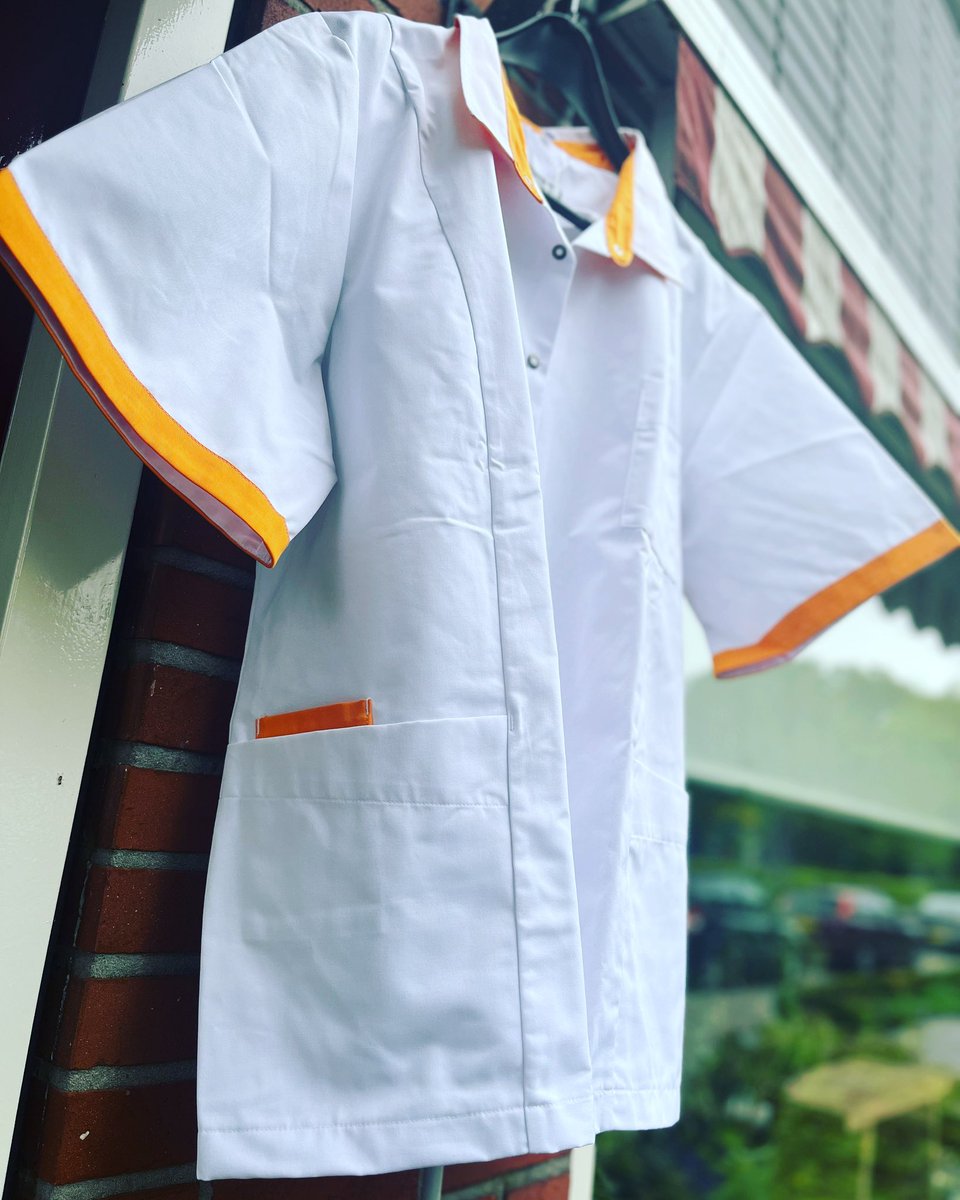 Dus hang allemaal massaal je uniformjasje buiten (aan de wilgen) om te laten zien met hoeveel we zijn. Dat we niet gaan staken, maar eerder ons jasje aan de wilgen hangen. En dat, lieve mensen, dat kan niet de bedoeling zijn!