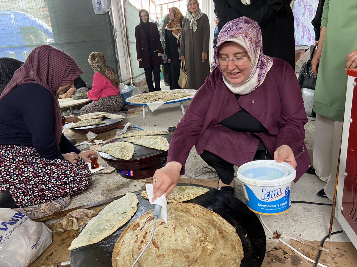 Av_FerdaErturk's tweet photo. 📍Dinar

Gönlü güzel kadınlarımızın Kızılay vasıtasıyla ürettikleri el emeği ürünler satılarak ihtiyaç sahibi ailelere yardım olarak ulaşıyor. 

Güçlü Türkiye'nin mimarlarından olan kadınlarımız doğru adamla yola devam diyor! 

#dogruzaman #dogruadam #RecepTayyipErdogan https://t.co/VntrxEw5Ot