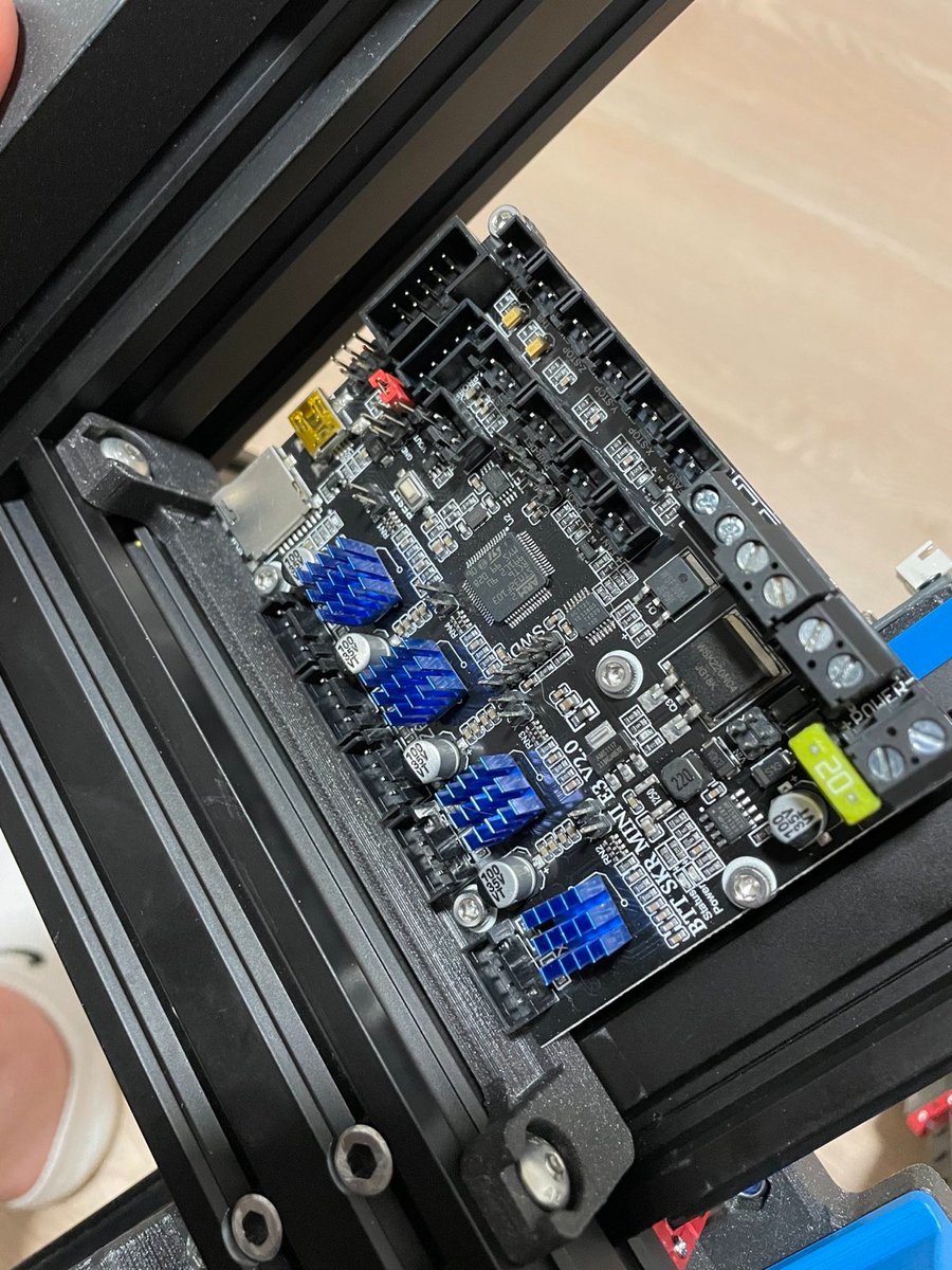 valerijmedvid's tweet photo. Dneska teda úplně mini pokrok. Namontováno pár věcí jako PSU a BTT deska. Ale!!! Začal jsem tvořit BOM pro přestavbu z Endera 3 Pro na Switchwire jelikož žádný není. Pouze pro stavbu origo. Přemluvil mě k tomu @hessevalentino 🙂.
#Ender #Enderwire #Voron #Switchwire https://t.co/S4WX3tvWdU