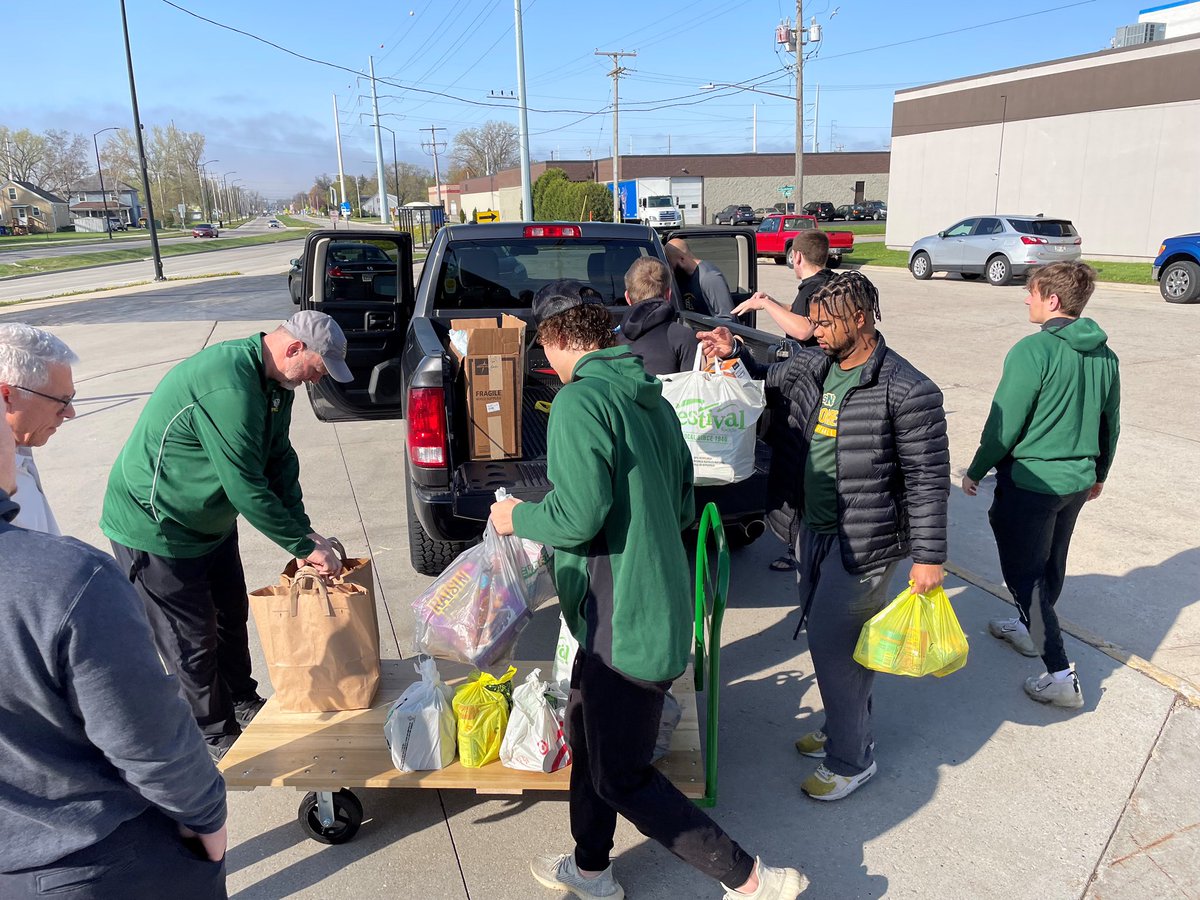 CoachDanMcCarty's tweet image. A huge thank you to all that donated items to our food drive to benefit @PaulsPantry Special thanks to @SNCfootball players 4 collecting &amp;amp; delivering the donated items. Pantry= huge resource for the less than fortunate in our community. Consider donating 2 help this great cause!!