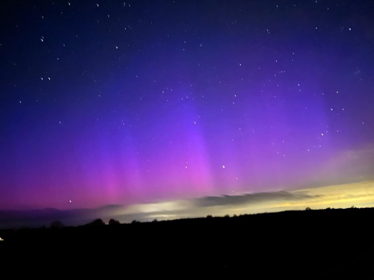 Das waren die unvergessenen Polarlichter über Deutschland in der Nacht vom 23. auf den 24.4. Auch in den nächsten Tagen könnten mit etwas Glück erneut welche über Deutschland zu sehen sein. 💫
#Polarlichter #polarlights #PolarlichterDeutschland