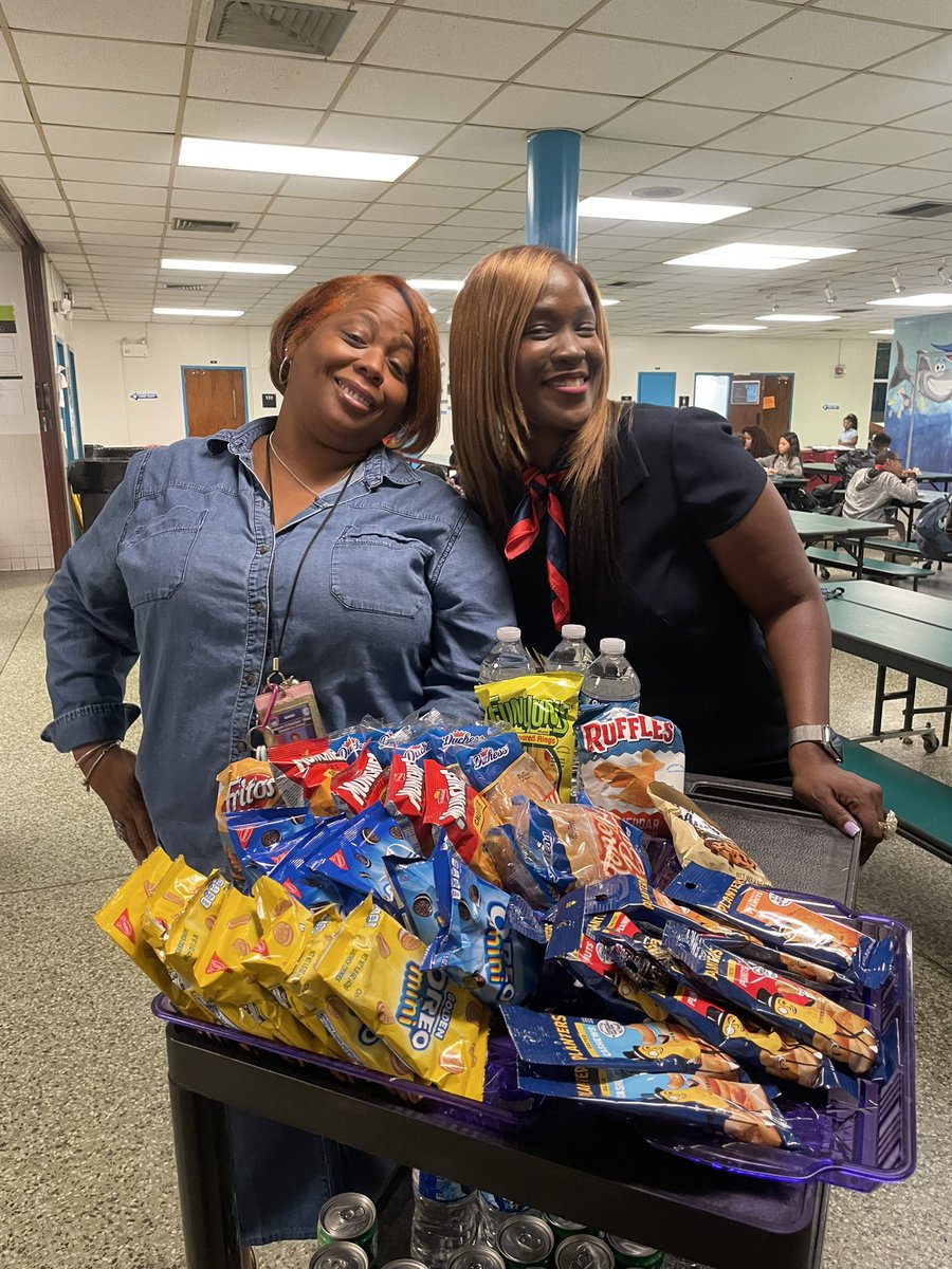 mscisely's tweet photo. Today I took off my captain hat and out on my stewardess hat! I was happy to serve our staff as they flew OES Airlies’ Express Flight! @SuptDotres @MjLewis13 @MarthaMunozCRO https://t.co/A0Js54IvYM