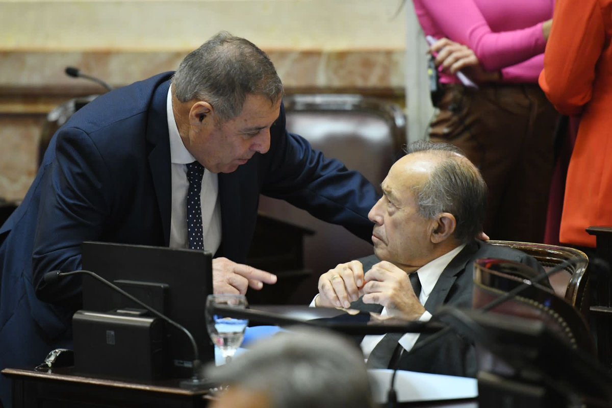 En actividades habituales en el <a href="/SenadoArgentina/">Senado Argentina</a> , hoy recibimos al Jefe de Gabinete <a href="/RossiAgustinOk/">Agustín Rossi</a>