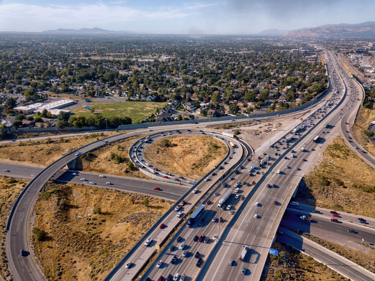 NatLabRockies's tweet photo. Coming soon to a highway near you: charging and fueling infrastructure for zero-emission trucks, buses, and delivery fleets. 🚚 See if NREL’s deployment plans will impact your local interstate! https://t.co/vLakFWko34 https://t.co/PIHgEQ5Hry