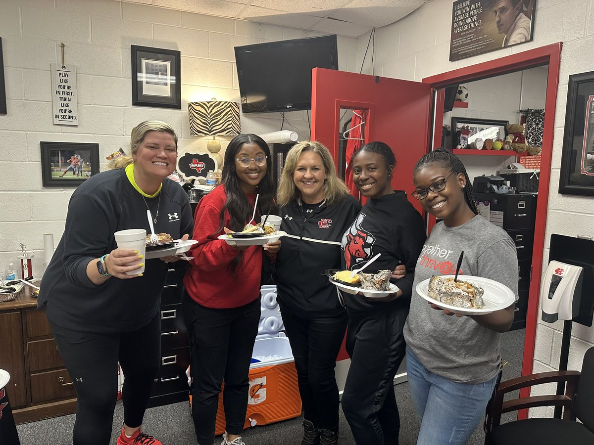 cedarhillisd's tweet photo. We love seeing all the continued celebrations during Teacher Appreciation Week! Have you #ThankedATeacher today?

#TeacherAppreciationWeek #LonghornLeaders https://t.co/xigAnwWlk5