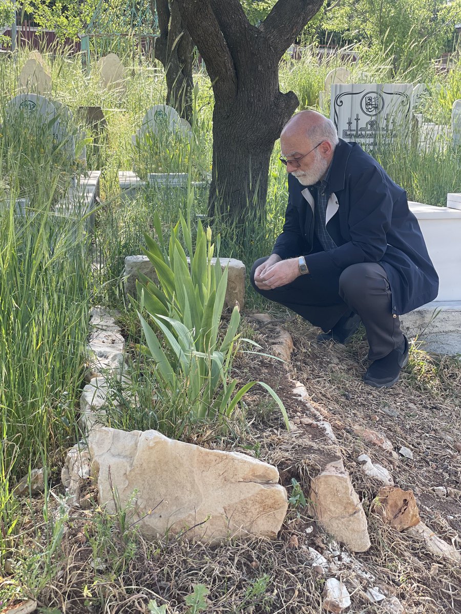 RidvanKaya_'s tweet photo. Bugün Tillo’da babamın mezarını ziyaretimde düşündüm ki, Ümmet hassasiyetinden ötürü her zaman Tayyip Erdoğan’a dua eden babam Müslüman bildiği kimi zevatın bugünlerde onu devirip Kemalist bir şebbihayı iktidara taşıma ihanetini görmüş olsa kimbilir ne çok üzülür ve kahrederdi! https://t.co/xHRkBoL2qD