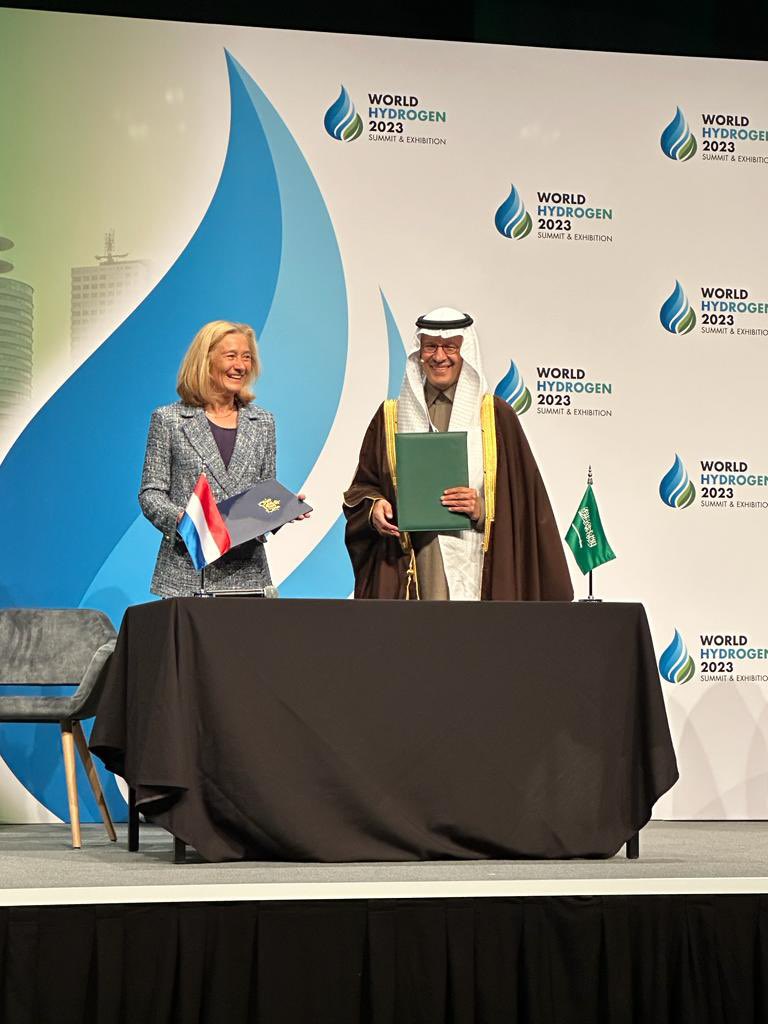 NLinKSA's tweet image. Important step in #NL - #KSA #renewable_energy cooperation: HE Micky Adriaansens, Minister of Economic Affairs &amp;amp; Climate and HRH Prince Abdulaziz bin Salman, Minister of Energy, signed MoU on #energy at #WorldHydrogenSummit in #Rotterdam, the gateway to renewable energy in Europe