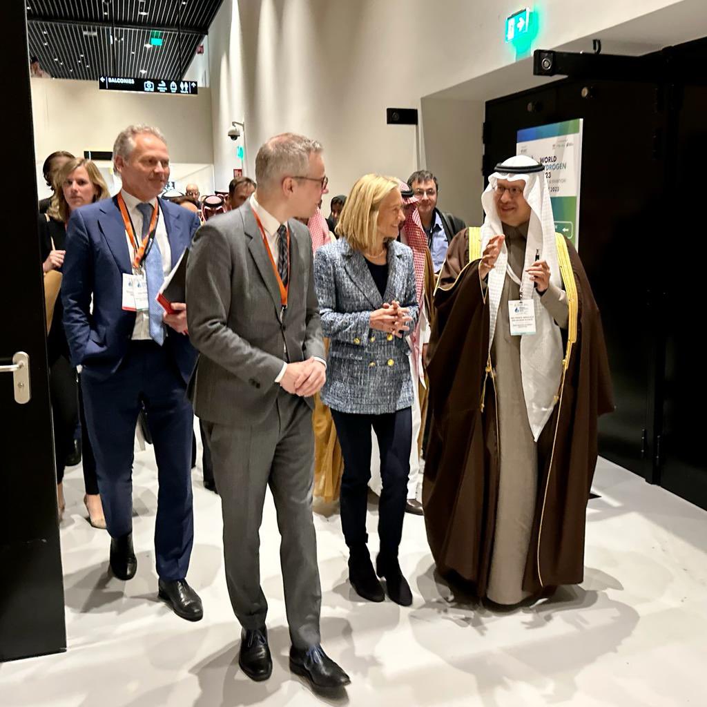 NLinKSA's tweet image. Important step in #NL - #KSA #renewable_energy cooperation: HE Micky Adriaansens, Minister of Economic Affairs &amp;amp; Climate and HRH Prince Abdulaziz bin Salman, Minister of Energy, signed MoU on #energy at #WorldHydrogenSummit in #Rotterdam, the gateway to renewable energy in Europe