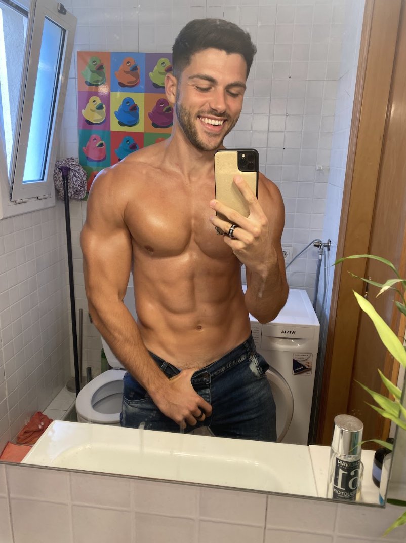 Guille Chóa on Twitter: "Hay algo que se asoma por alli 😏 There's something peeking out there 😏