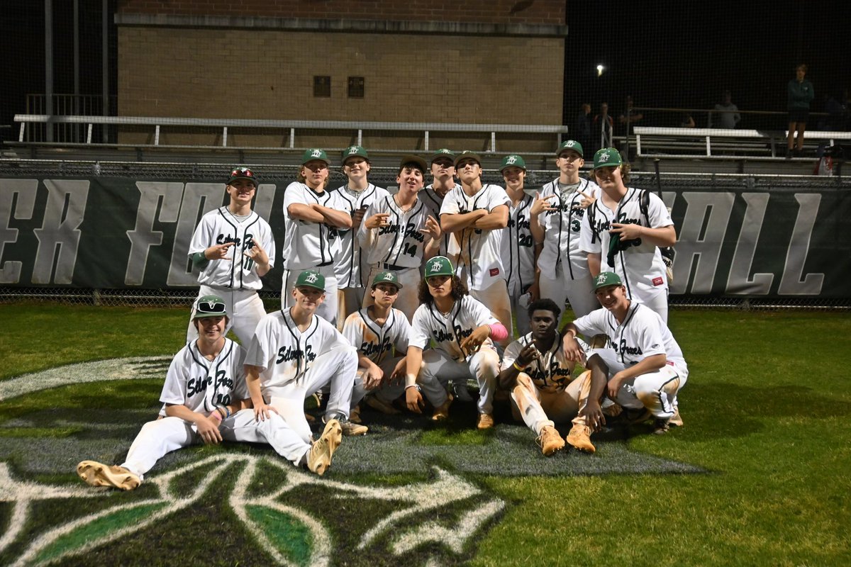 BaylorSaxon's tweet photo. Great sophomore season with the boys 💚 Hit .381, several good improvement areas to focus on during summer and fall. Some ABs and outfield work #noflyzone https://t.co/BLVzKVWPn5